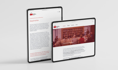 Zwei Tablets, auf denen die Website des Deutsch-Polnischen Hauses zu sehen ist.