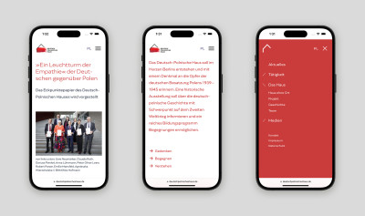 Drei nebeneinander liegende Smartphones, auf denen die Website des Deutsch-Polnischen Hauses zu sehen ist.
